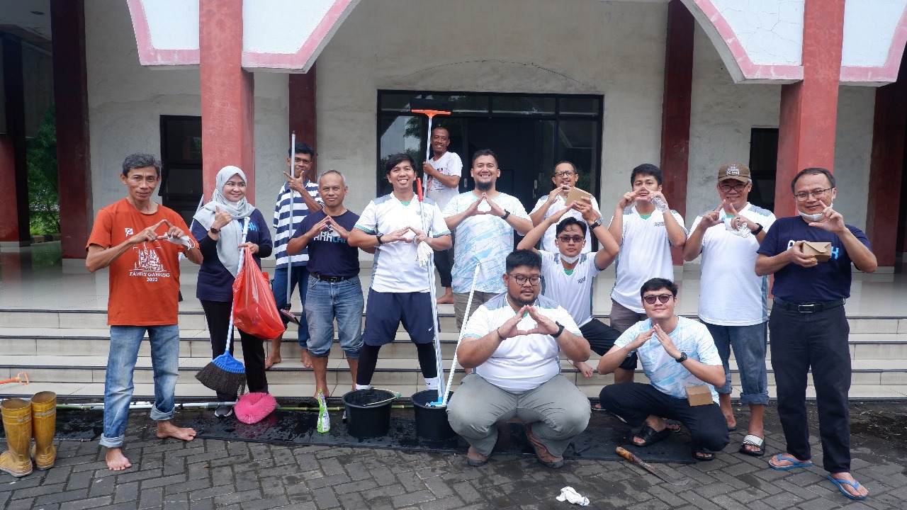 Manajemen dan Karyawan KRSI Bersih-bersih Masjid di Sekitar Perusahaan